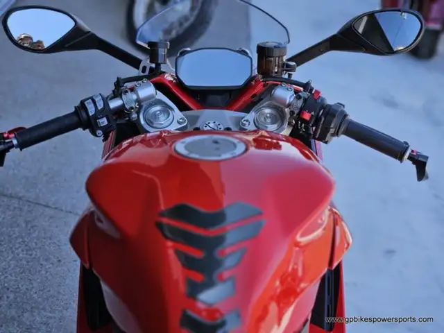 2023 Ducati Supersport 950 Ducati Red in Sport Bikes in Oshawa / Durham Region - Image 8