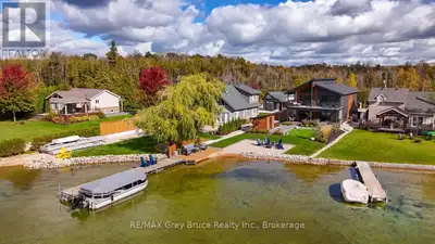 Lakefront Home or 4-Season Cottage on Williams Lake. This custom Built Dream Home By John Clarke, co...
