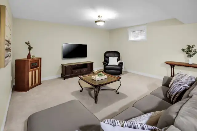 ELEGANT BUNGALOW LIVING ON PRIVATE COURT - 2+1 BED, 3 BATH in Houses for Sale in St. Catharines - Image 9