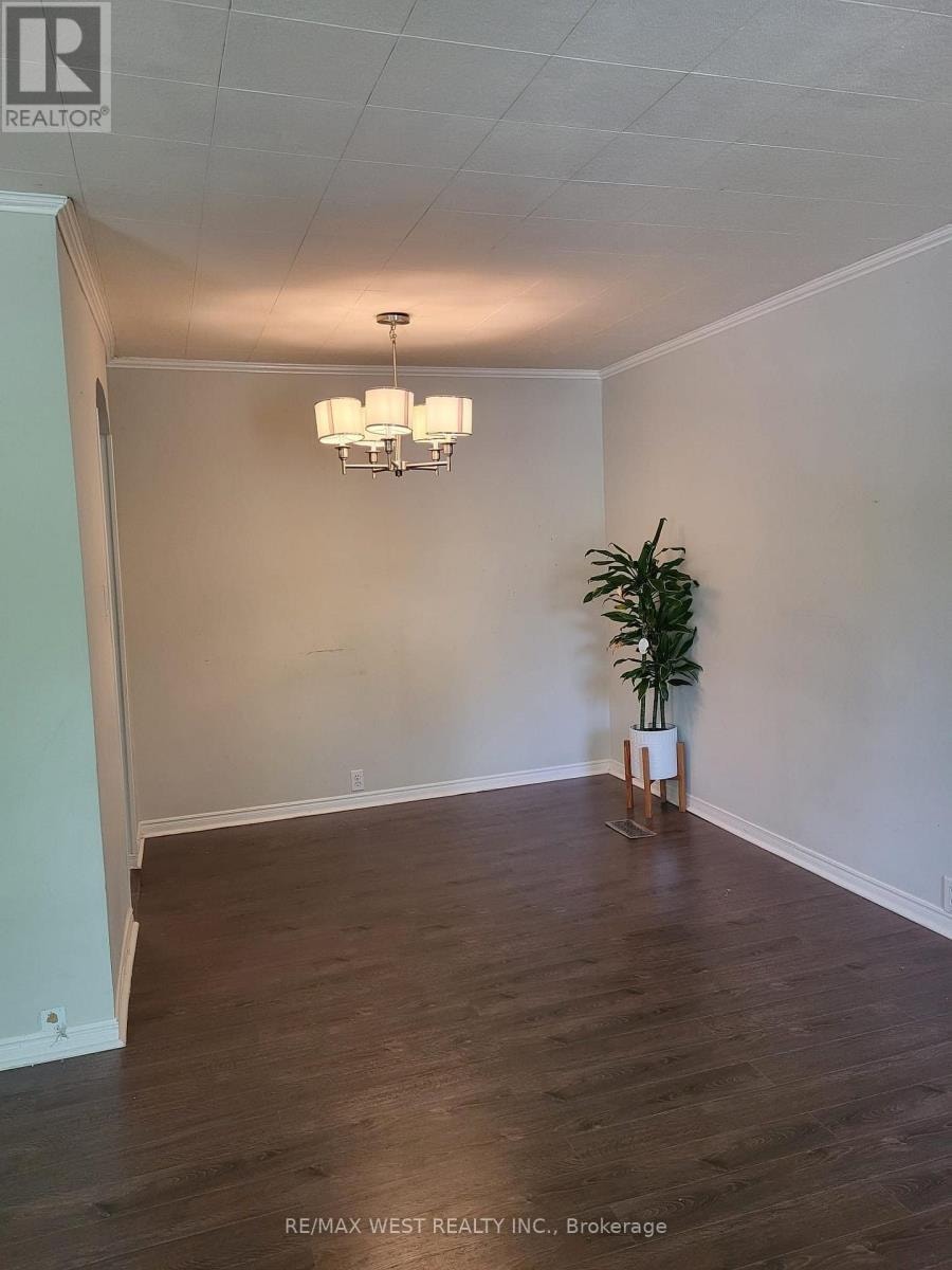 MAIN FLOOR - 336 ONTARIO STREET Newmarket (Central Newmarket), O 4