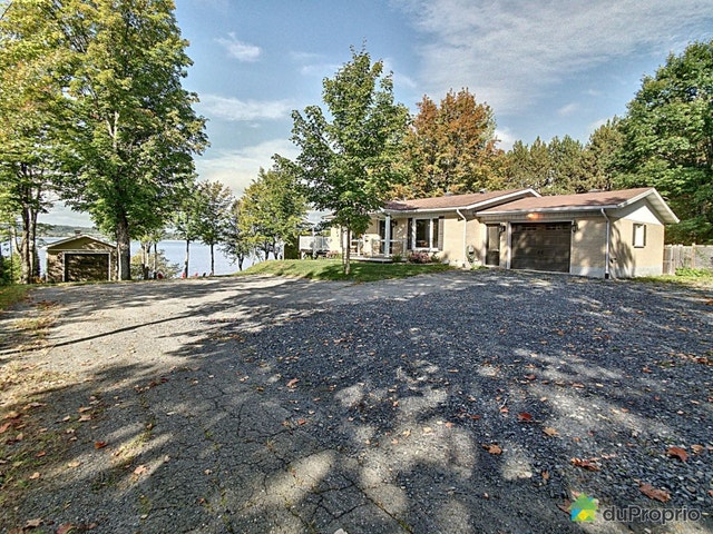 $827,000 - Cottage for sale in Stratford — photo 1