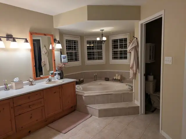 Jacuzzi corner tub in Plumbing, Sinks, Toilets & Showers in Hamilton - Image 2