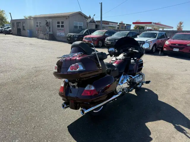 2007 Honda Gold Wing LOW KMS, MINT CONDITION, 1 OWNER, NO ACCIDE in Sport Touring in London - Image 6