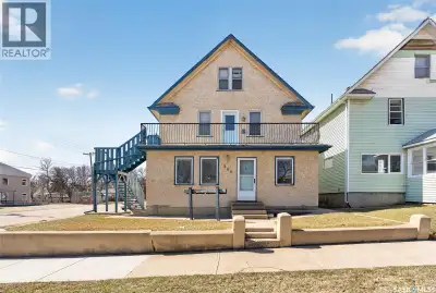 UNIQUE OPPORTUNITY - 4 SUITES - 4 INCOMES. Estimated combined rents from $2750 to $3000/month. Curre...