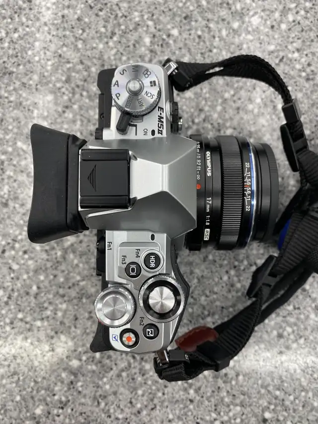 Olympus OM-D E-M5 mark ii Digital Camera w/ 17mm Lens in Cameras & Camcorders in City of Toronto - Image 8