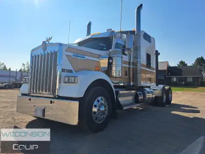 KENWORTH W900B TANDEM SLEEPER TRACTOR (unit #02410) Located in Sussex, NB. Shipping and Financing Av...