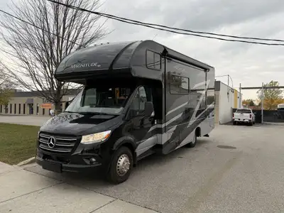 2024 Thor Magnitude GM24 – Only 4,147 km. Clean CARFAX, No accidents. This coach is practically bran...
