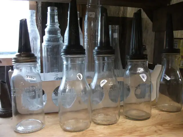 Vintage Oil Bottles and Cans in Arts & Collectibles in Belleville - Image 2