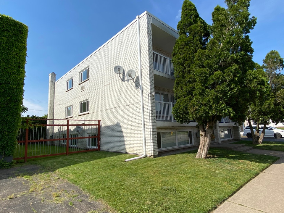 Bright 2 Bedroom Apartment in St. Catharines 2