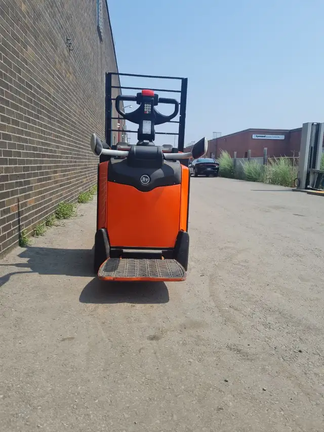 2017 BT ELECTRIC RIDE-ON PALLETJACK FORKLIFT 4500LBS CAPACITY in Heavy Equipment in Mississauga / Peel Region - Image 4