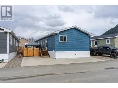 Carefree living close to the Shuswap with this freehold manufactured home in a well managed strata!!...