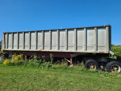 Tarp. Good hoist. Holds around 35 MT. Brakes work. Good for joe-dog (not included). Used on our farm...