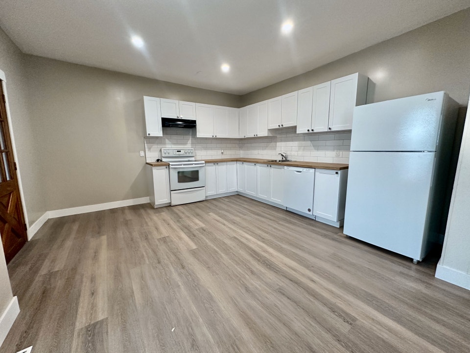 83 Green Street - 1 bed rental in central Deseronto! 2