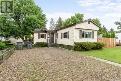 Are you looking for a well maintained mobile home in the quiet town of Caronport? This 4 bed/ 2 bath...