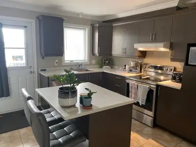 POUR LE 1ER FÉVRIER 2026 Superbe grand 5-1/2 à aire ouverte style condo avec air climatisé Situé dan...