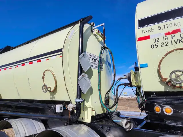 2004 Advance 51,400 L Super B-Train Insulated 406 Tank Trailer in Heavy Equipment in Delta/Surrey/Langley - Image 26
