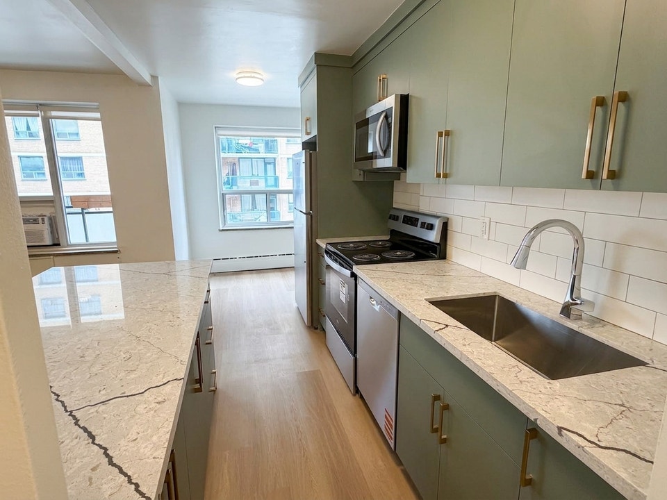 420 Eglinton Ave E - 304 3