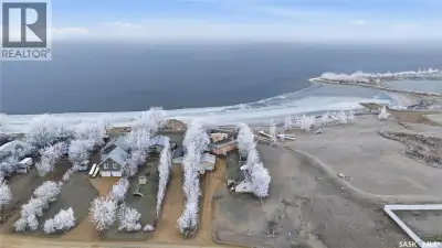 Experience the ultimate in lakeside living with this extraordinary four-season retreat in Collingwoo...