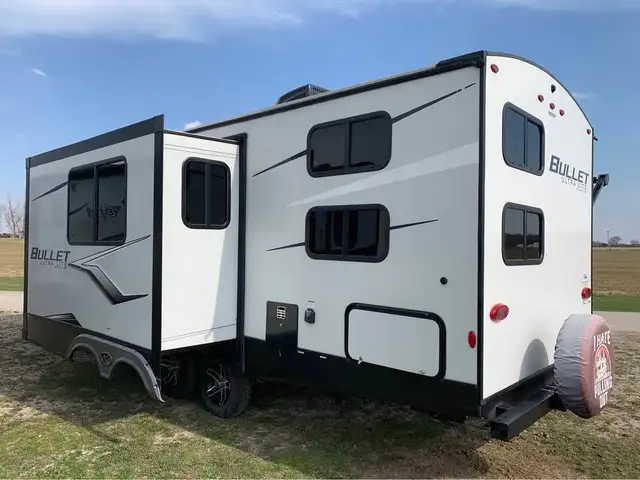 2022 KEYSTONE BULLETT 250BHS BUNKS WITH SLIDE OUT in Travel Trailers & Campers in Grand Bend - Image 3