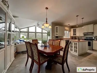 Grand garage, clé en main avec plafonds de 9 pieds au rez-de-chaussée, 4 chambres à l'étage et salle...