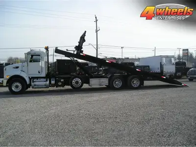 2015 PeterBilt 348 Tri-Axle Roll-Off, Paccar PX-9 350 Hp Diesel, Eaton 10 speed Manual Trans, Dual S...