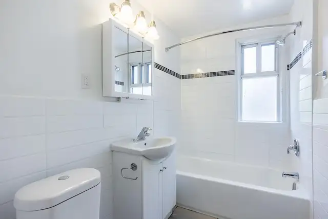 Mimico Estates - 2 Bedroom available at 2527 Lake Shore Blvd Wes in Long Term Rentals in Mississauga / Peel Region - Image 11