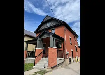 Beautiful 2 Bedroom Upper Floor Apartment in Stratford! (Upper/B) Welcome to 322 Huron Street in Str...