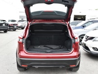 Sunroof, Blind Spot Detection, Aluminum Wheels, Heated Seats, NissanConnect! This Nissan Qashqai is... (image 5)