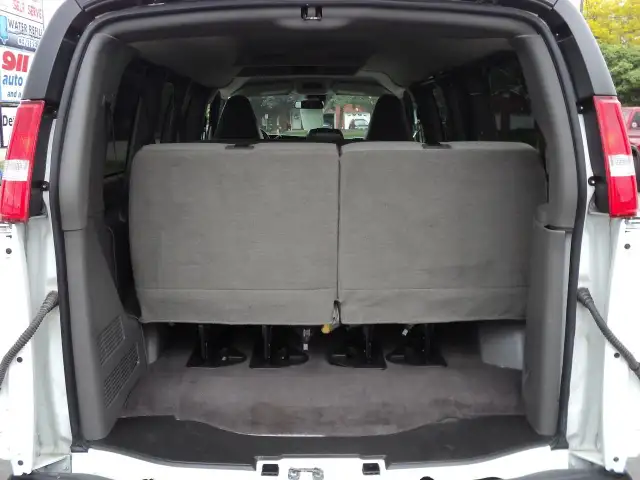 2022 Chevrolet Express 2500 LT RWD 6.6L8cylGas 12Passenger 135"W in Cars & Trucks in Brantford - Image 18