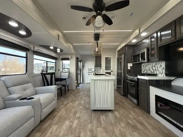 2025 Crossroads RV Redwood Regency 3721FDB Roulotte de parc 2025 in RVs & Motorhomes in Lanaudière - Image 13