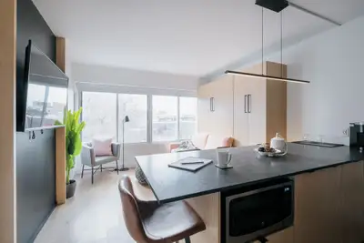 Superbe loft meublé et tout inclus dans le quartier Saint-Jean-Baptiste. Cet immeuble en béton de 9...