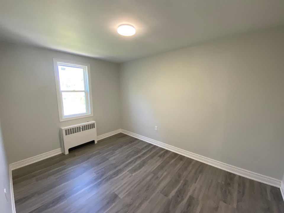 2 Bedroom Apartment Just Steps from the Niagara River! 5