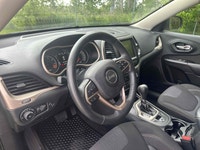 ALL TRADES WELCOME!! OPERATING BY APPOINTMENT Gorgeous 2015 Jeep Cherokee 4x4!!! Extra clean inside... (image 8)