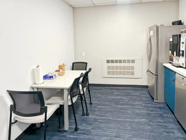 Rent a large office space for 50 persons in 11th Ave in Commercial & Office Space for Rent in Regina - Image 13