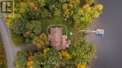 Experience picture-perfect lakefront living on beautiful Lake Manitouwabing.This bright and beautifu...