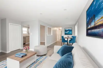 **ALL INCLUSIVE** BEAUTIFUL 3 BEDROOM MAIN UNIT!!