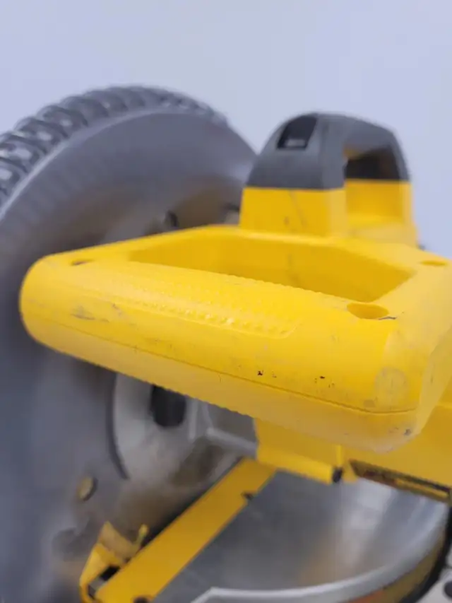 (67436-1) Dewalt DW713 Miter Saw in Power Tools in Calgary - Image 8