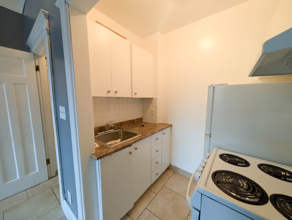 55 Wellington St S, Hamilton (Unit 2) - Bachelor Apartment 4