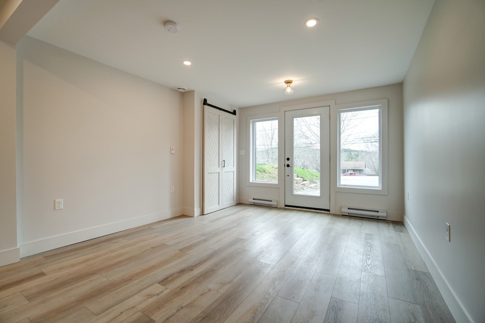 24-051 Gorgeous renovated flat. Wellington NS. Air conditioned 2