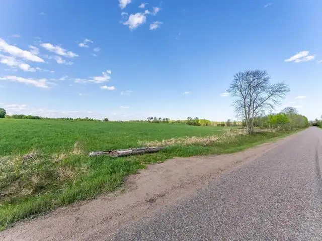 Ch. Airport L'Isle-aux-Allumettes, Quebec in Land for Sale in Pembroke - Image 9