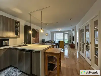 OFFRE D'ACHAT ACCEPTÉE, EN ATTENTE DE LA RÉALISATION DES CONDITIONS Condo moderne et lumineux au coe...