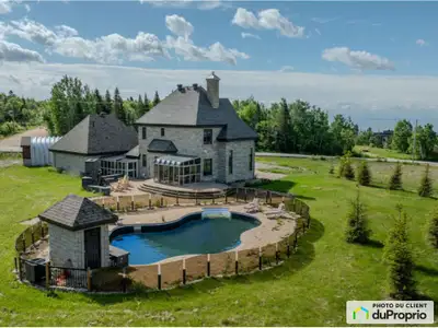 Très belle maison avec possibilité d'avoir 3 unités indépendantes : Deux unités avec: 2 chambres, 1...
