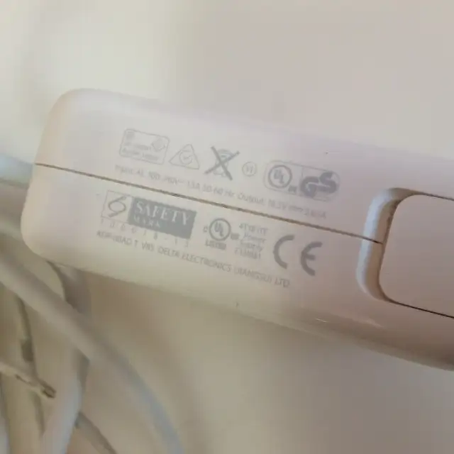 Genuine Apple MacBook Pro 60W MagSafe 1 Charger (L-Tip) in Laptop Accessories in Mississauga / Peel Region - Image 4
