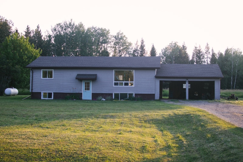 Country Gem on 5 Ac. Escape the City /w this Large 2+1 Bed home