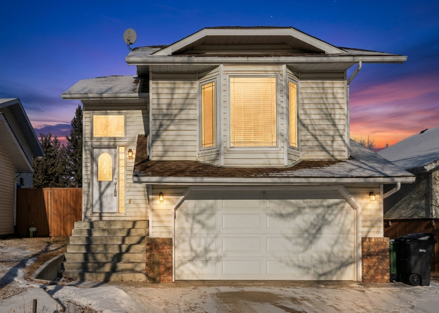 WALKOUT 4 BED OKOTOKS HOME WITH A DOUBLE GARAGE FOR SALE!
