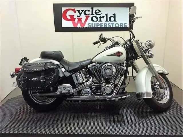 2001 Harley-Davidson FLSTC-Heritage Softail Classic in Street, Cruisers & Choppers in City of Toronto - Image 2