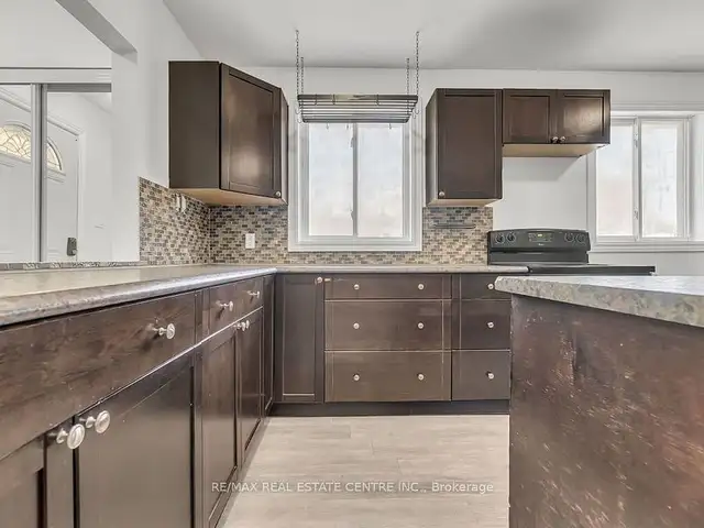 Nicely laid out 4+1 bedroom semi-detached bungalow in Houses for Sale in Oakville / Halton Region - Image 4