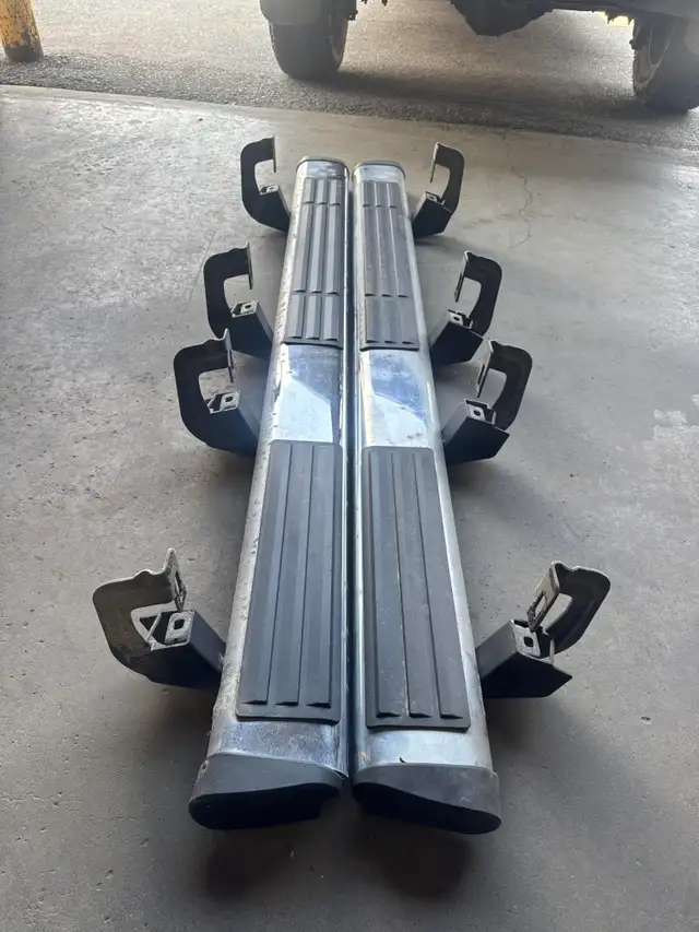 One set takeoff running boards from GM extended cab truck in Auto Body Parts in Calgary - Image 2
