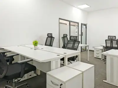 Flexible large office for rent designed to accommodate 40 people at Regus Fairmont Chateau Laurier....
