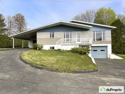 Beau et grand plain-pied en briques et en pierres, avec abris d'auto. Grand espace lumineux au rez-d...
